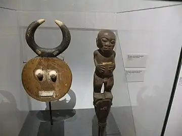 Baoulé, (Côte d'Ivoire), Masque zoomorphe Goli, et Fon (République du Bénin), Statuette de protection Bocio.