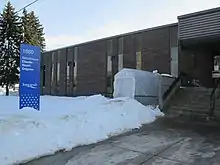 Photographie de la bibliothèque Claude-Henri Grignon en 2020.