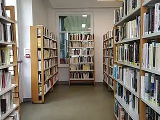 Des rayons de livres dans la bibliothèque municipale.