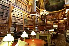 Photographie montrant la salle de lecture de la bibliothèque de l'Assemblée nationale.