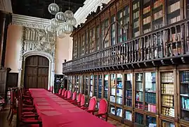 Le décor intérieur de la bibliothèque mêle le style néo-gothique au néo-classicisme.