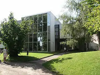 La bibliothèque vue du côté jardin, parc Gamenson.