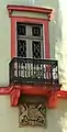 Balcon et blason à la tour de la bibliothèque