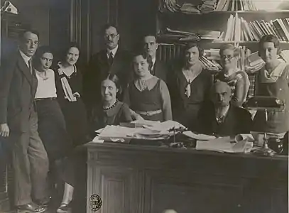 Le personnel de la bibliothèque de la Sorbonne en 1933. « De gauche à droite : Jean Bonnerot, Melle Th. Marix, R. Beaupin, G. Garnier, Melle Lebel, Mme Delsaux, Melle Vidal, Melle Malclès, Melle Piquard, Charles Beaulieux, Melle Van Gennep ».