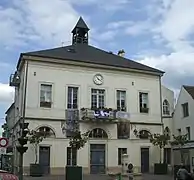 La bibliothèque, dans l'ancienne mairie, place Gabriel-Péri.