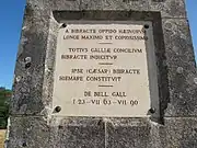 Textes de Jules César sur le monument du Mont Beuvray