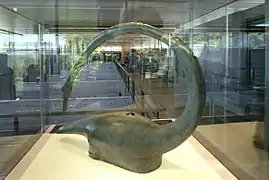 Copie de casque en bronze orné d'un volatile (IIIe-IIe siècle av. J.-C. provenant du sanctuaire de Tintignac (Corrèze).