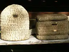 Ruches traditionnelles en osier (à gauche) et paniers Kanitz en paille tressée