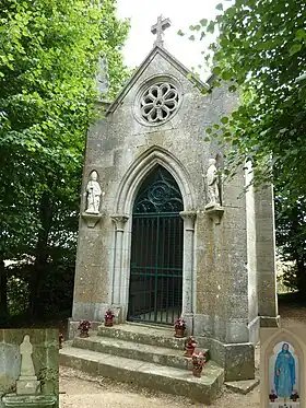 Chapelle Sainte-Menehould et statues de la sainte.