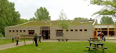 Centre d'interprétation de la Nature avec son toit écologique couvert de sédums