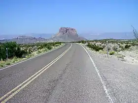 Vue de la Ross Maxwell Scenic Drive avec le Cerro Castellan en arrière-plan.