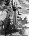Le lanceur Big Joe (un lanceur Atlas) sur l'aire 14 se prépare à lancer une maquette de la capsule Mercury (1959).