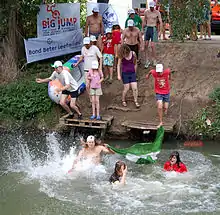 Des gens qui sautent dans une rivière