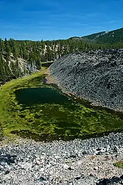 Vue du front septentrional de la Big Obsidian Flow depuis l'Obsidian Flow Trail en 2006.