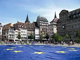 Drapeau de l'union européenne déployé sur la place Kléber, à Strasbourg, à l'occasion de la Journée de l'Europe 2009