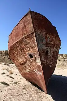 un bateau à l’abandon dans la zone asséchée de la mer d'Aral.