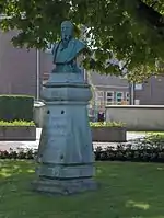 Buste du docteur Alfred Caron« Monument au docteur Caron à Bihorel », sur À nos grands hommes,« Monument au docteur Caron à Bihorel », sur e-monumen