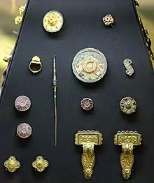Photo de plusieurs bijoux anciens sur fond de tissu sombre