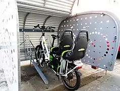 Le même longtail dans un garage à vélos.