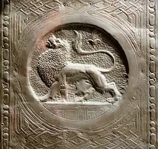 Le lion, emblème traditionnel de Juda. Porte de l'hôpital Bikur Cholim à Jérusalem réalisée par Ze'ev Raban (en).