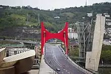 « L’arc Rouge » de Daniel Buren qui soutient le « Puente Príncipes de España ».