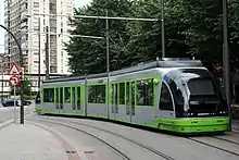  Vue d'un tramay Urbos 1 à Bilbao, en courbe.