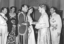 Le prince Paul serre la main de Madame Göring, sous le regard de l'époux de celle-ci.