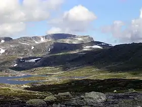 Vue du sommet depuis le lac Holmasjøen au sud-est.