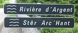 Signalisation bilingue avec deux panneaux E32.