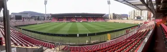 Vue intérieure d'un stade de football pendant un match