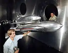 Gerstenmaier en 1978 travaillant en soufflerie sur une maquette de la navette spatiale au Lewis Research Center