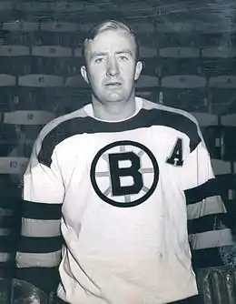Photographie de Quackenbush avec le maillot blanc des Bruins de Boston
