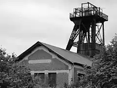 Chevalement et bâtiment d'extraction de la fosse no 5 des mines de Meurchin puis de Lens