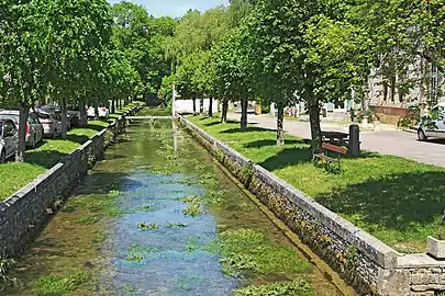 Le fleuve Seine n'est encore ici qu'un petit cours d'eau...