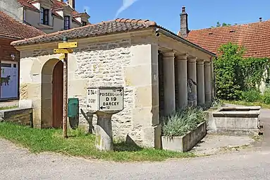 était alimenté par une fontaine...