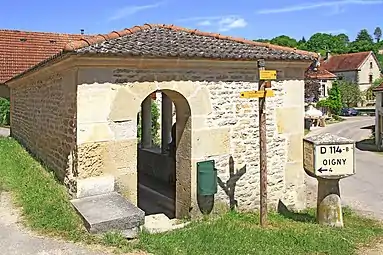 Situé dans un croisement (noter la borne Michelin et les directions G.R...),