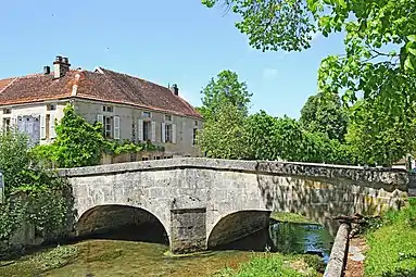 Pont à deux arches sur la Seine.