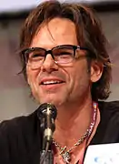 Billy Burke interprète Miles Matheson.