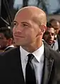 Billy Zane interprète Professeur Roberts.