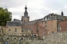 En bas à gauche de cette photo couleur figurent les vestiges du refuge de Bonne-Espérance à Binche (XIIIe – XVIe siècle)