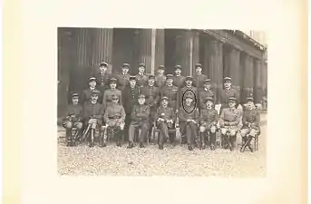 Photographie d'une promotion d'une école militaire avec nombreux personnages alignés.