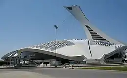 Le Biodôme de Montréalet la tour du stade.