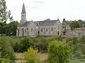 L'église Saint-Pierre surplombant la Lizonne.