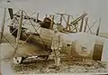 Le mécanicien A. Prévost et biplan de l'escadrille Sal 59 (insigne : bourdon volant sur cercle vert).