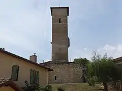 La tour vue depuis le village.