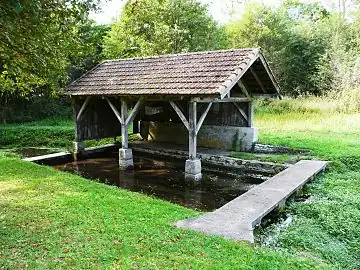 Le lavoir de la Cloche sur un petit affluent de la Donzelle.