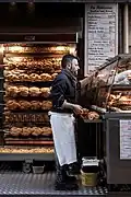 Rôtisserie dans la partie gastronomique.