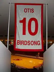 Drapeau symbolisant le maillot retiré de Otis Birdsong à l'université de Houston.