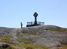 Croix en pierre au sommet d'une colline