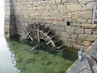 La roue, en attente de la baisse de l'eau.